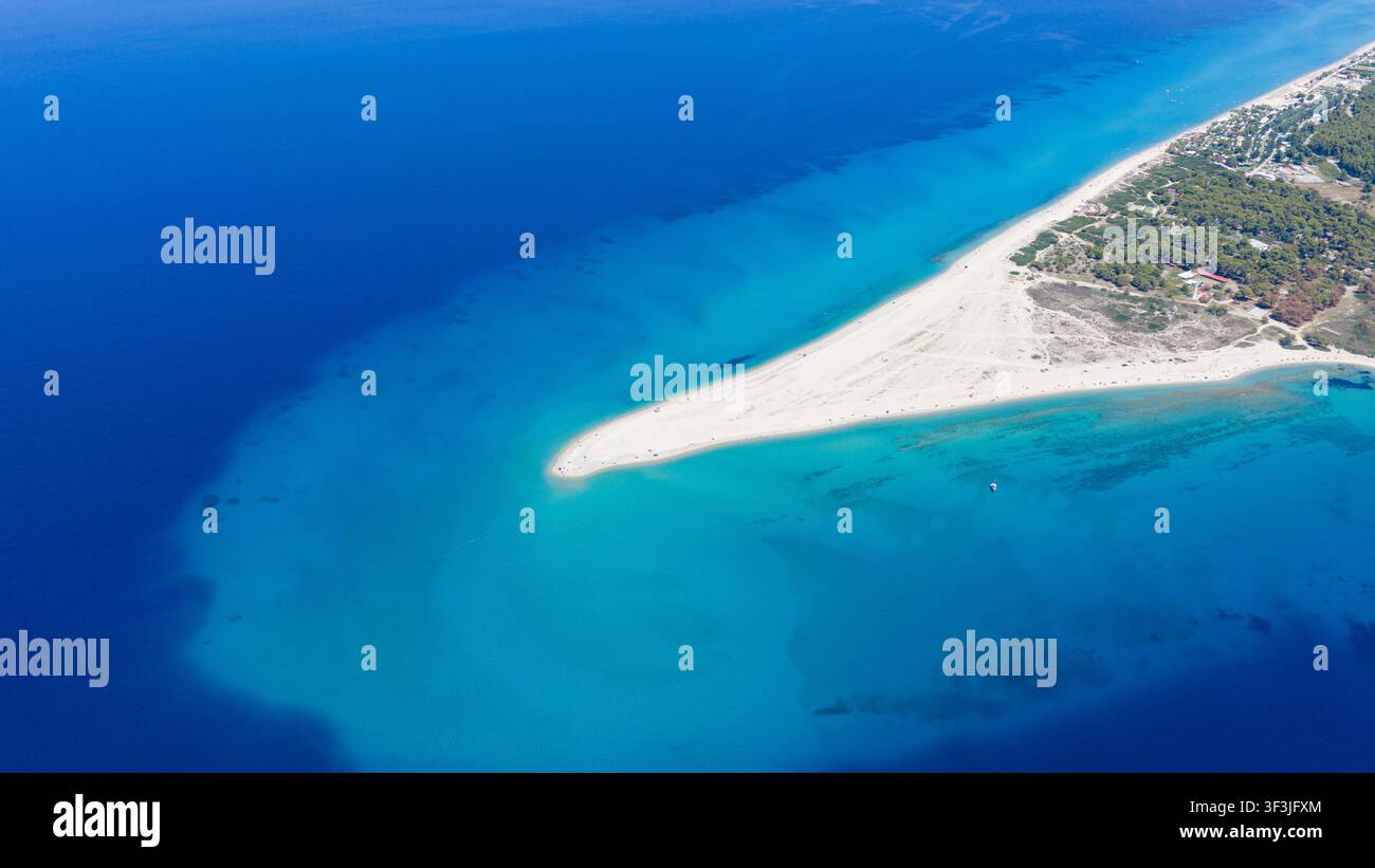 Spiaggia di Possidi, Grecia 11 luglio 2026. Fotografia aerea che mostra la penisola sabbiosa della spiaggia di Possidi in Grecia circondata da un turchese chiaro e da un blu profondo Foto Stock