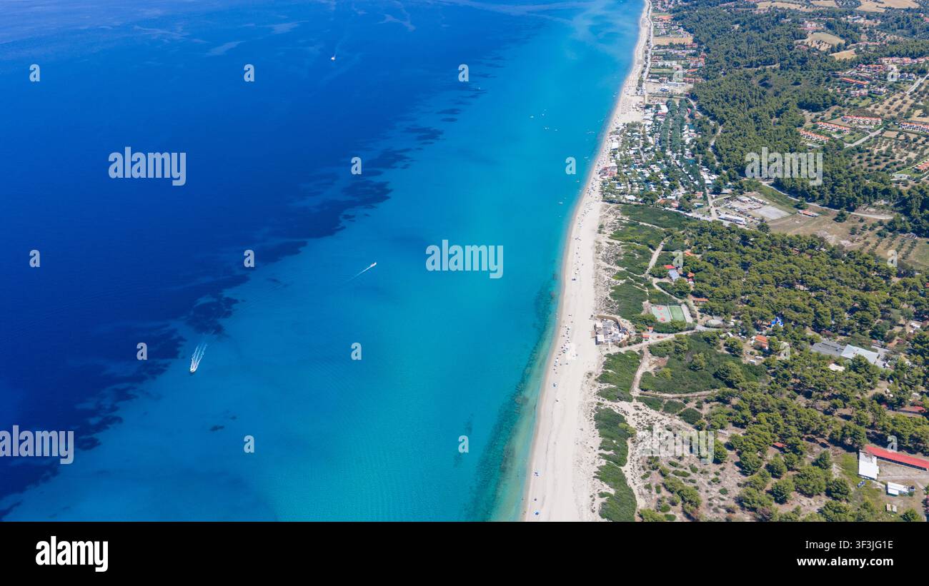 Spiaggia di Possidi, Grecia, 11 luglio 2026. Questa foto aerea mostra le acque turchesi limpide e la spiaggia sabbiosa lungo la costa di Possidi, Grecia, confine Foto Stock