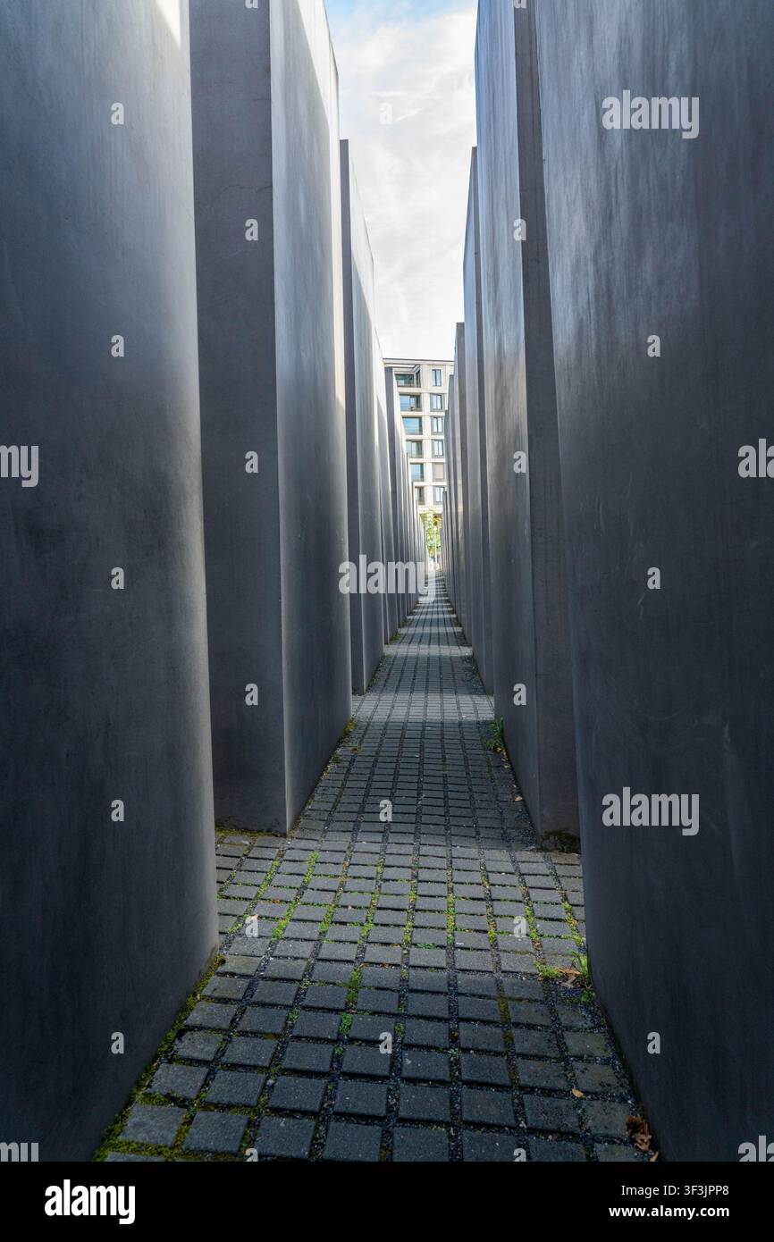 Pilastri e percorso nel Memoriale dell'Olocausto a Berlino, Germania Foto Stock
