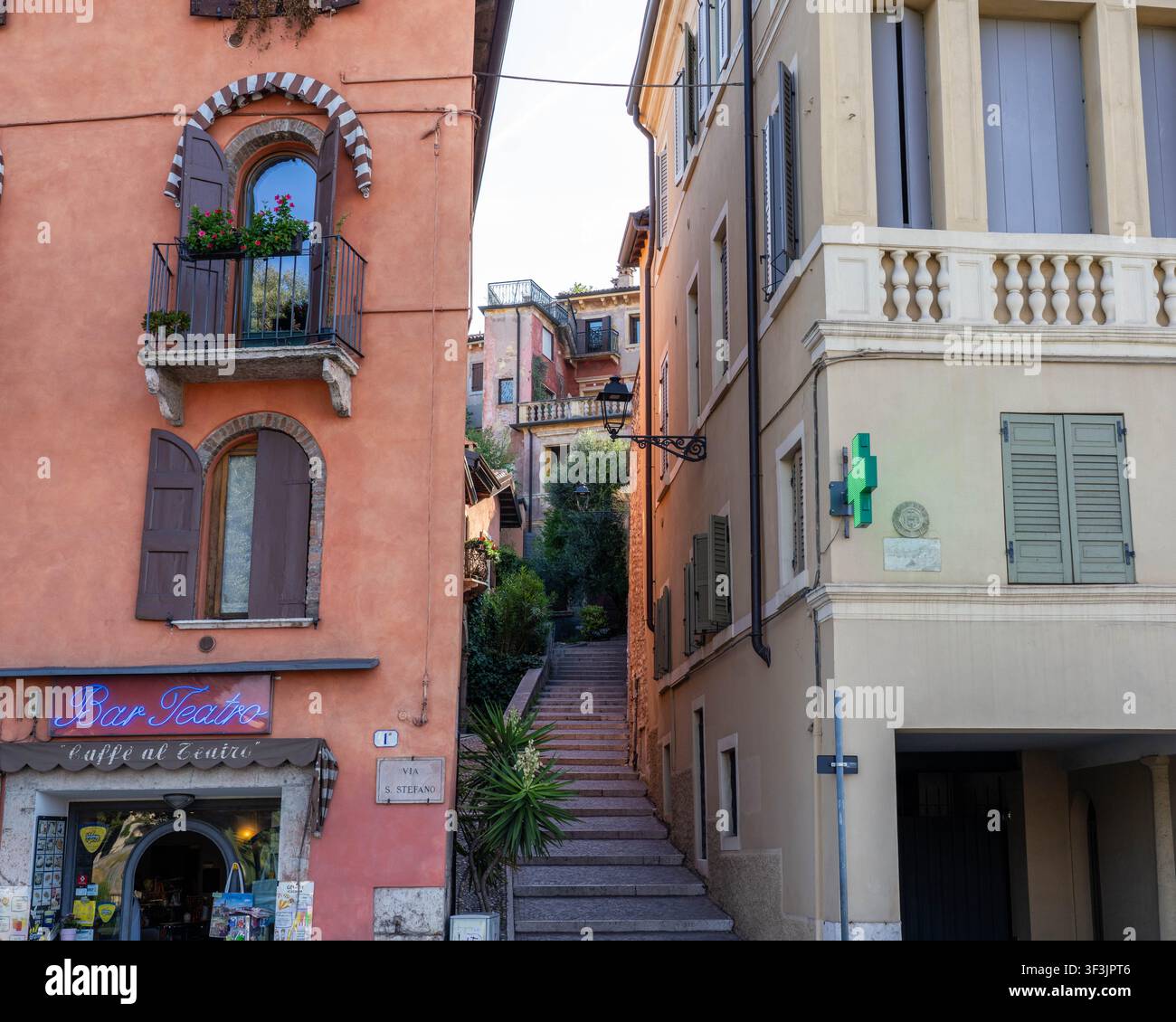 Verona Italia - 1 settembre 2025: Scalini che collegano due edifici nel centro storico di Verona in Italia. Foto Stock