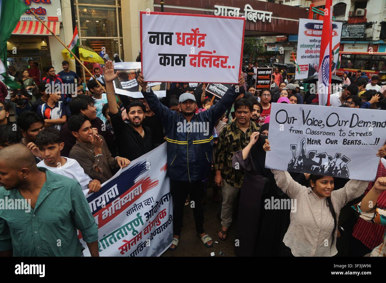 Mumbai-India-28 luglio 2026:Mumbai-India-24 luglio 2026: Studenti a Thane hanno organizzato una forte protesta a Thane, Maharashtra, India, a sostegno della protesta in corso Foto Stock