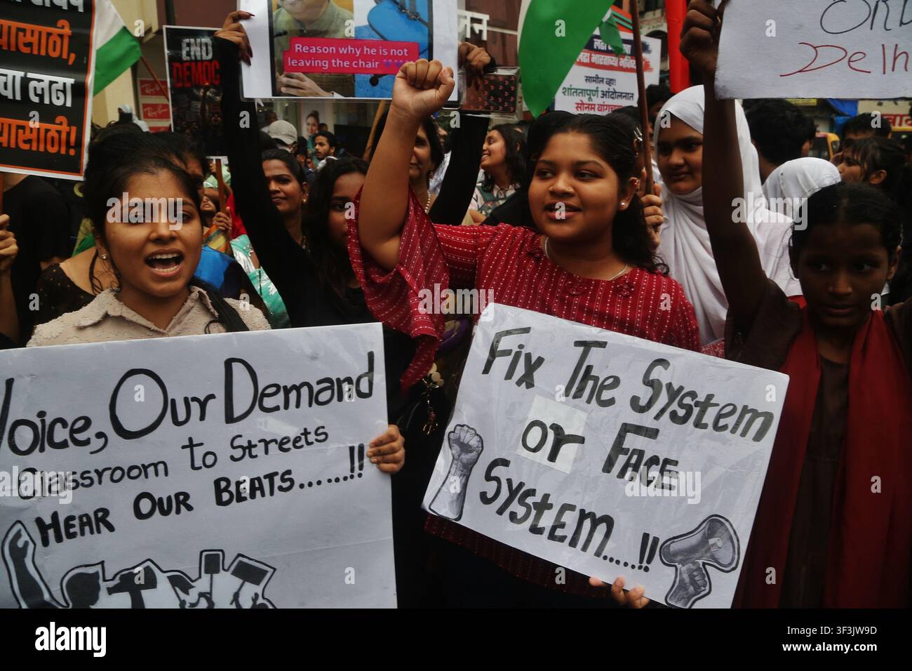 Mumbai-India-28 luglio 2026:Mumbai-India-24 luglio 2026: Studenti a Thane hanno organizzato una forte protesta a Thane, Maharashtra, India, a sostegno della protesta in corso Foto Stock