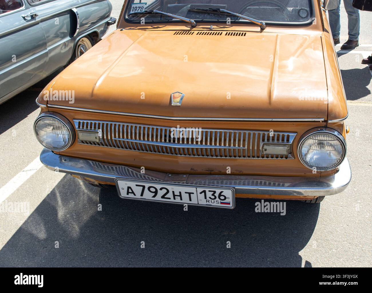 VORONEZH, Russia – 25 aprile 2026. Questa classica auto ZAZ Zaporozhets color ocra si distingue per la sua griglia cromata e i fari rotondi. È Foto Stock