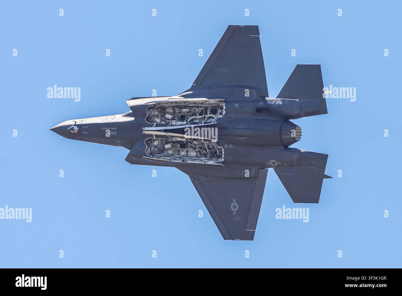 LE BOURGET, FRANCIA – 21 GIUGNO 2025: Un Lockheed Martin F-35A Lightning II esegue la sua dimostrazione con le stive interne delle armi aperte durante il Salone dell'Aeronautica di Parigi 2025. Foto Stock