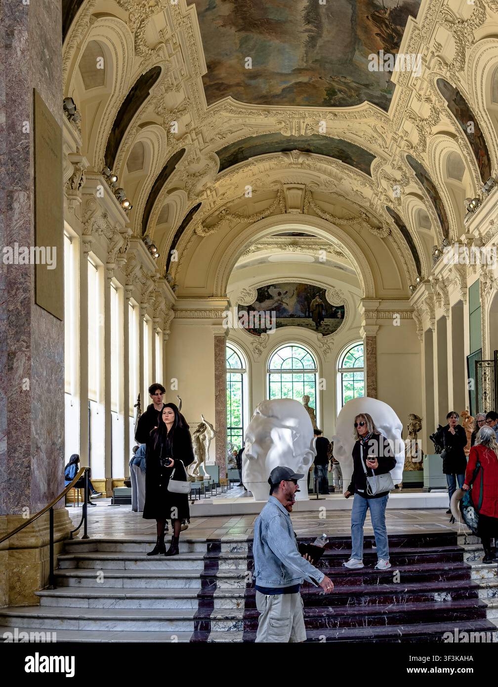 Persone che osservano la magnifica collezione di dipinti, sculture e altre opere d'arte all'interno del Petit Palais, Parigi, Francia Foto Stock