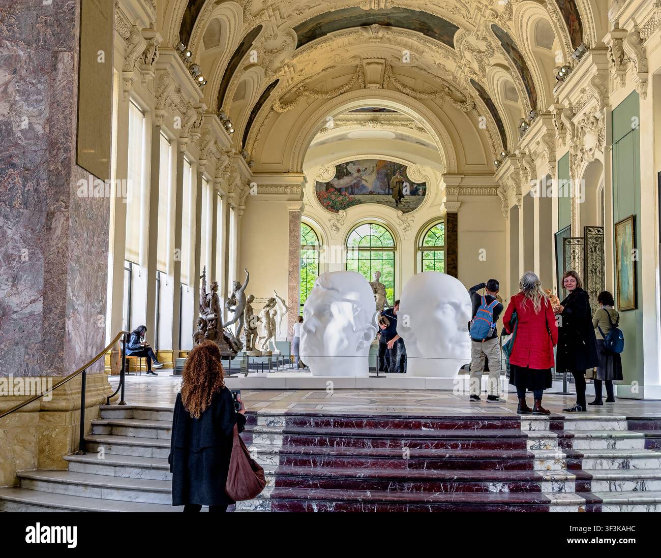 Persone che osservano la magnifica collezione di dipinti, sculture e altre opere d'arte all'interno del Petit Palais, Parigi, Francia Foto Stock