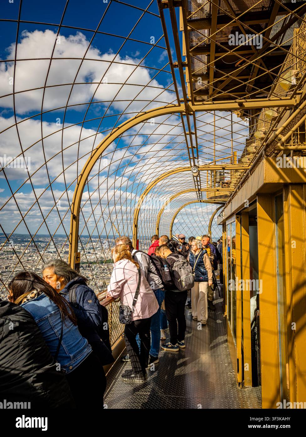 Persone che ammirano la vista dalla sommità della Torre Eiffel, che si trova a 276 metri (906 piedi) sopra il suolo a Parigi, Francia Foto Stock
