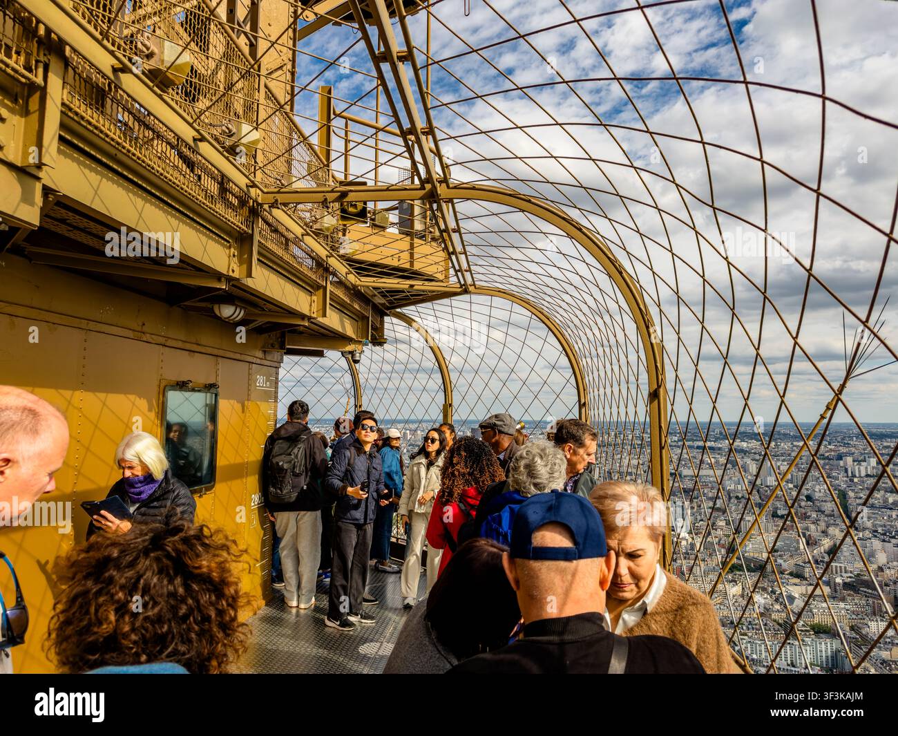 Persone che ammirano la vista dalla sommità della Torre Eiffel, che si trova a 276 metri (906 piedi) sopra il suolo a Parigi, Francia Foto Stock