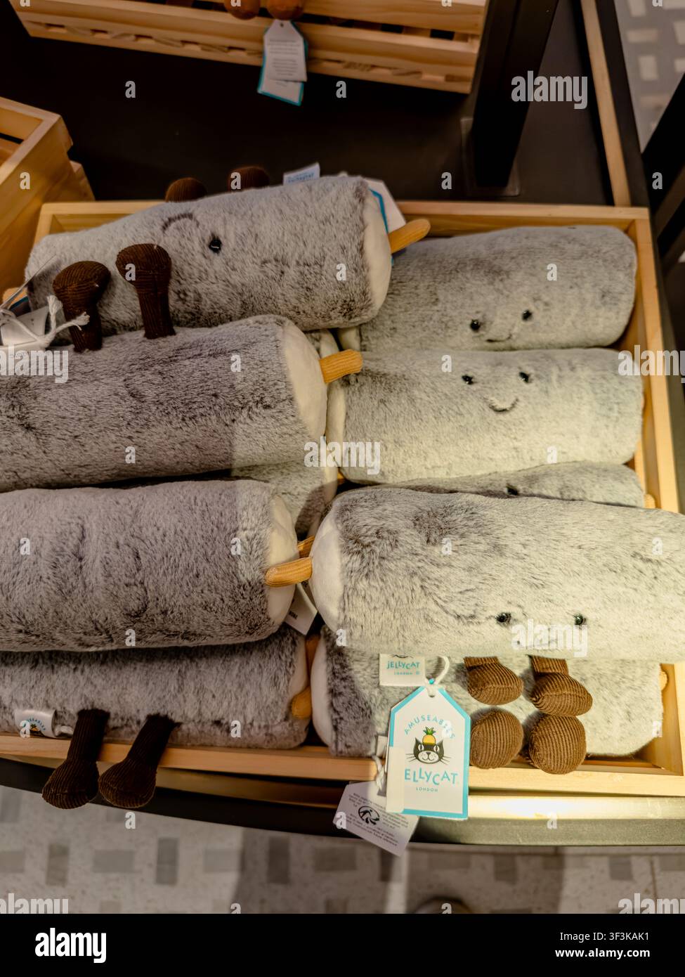 Una scatola di legno di formaggi di capra Jellycat in esposizione in un grande magazzino a Parigi, Francia Foto Stock