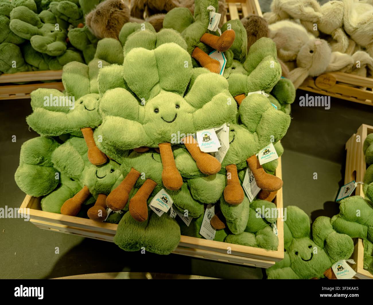 Un cesto di Jellycat amuseables Siofra Shamrock in esposizione in un grande magazzino a Parigi, Francia Foto Stock