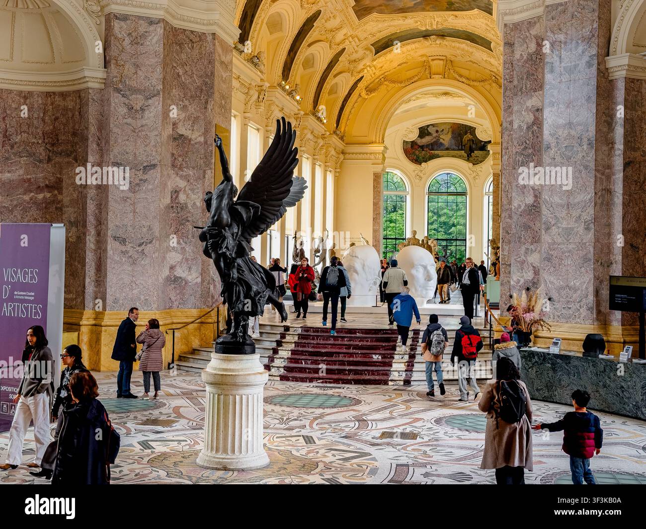 Persone che osservano la magnifica collezione di dipinti, sculture e altre opere d'arte all'interno del Petit Palais, Parigi, Francia Foto Stock