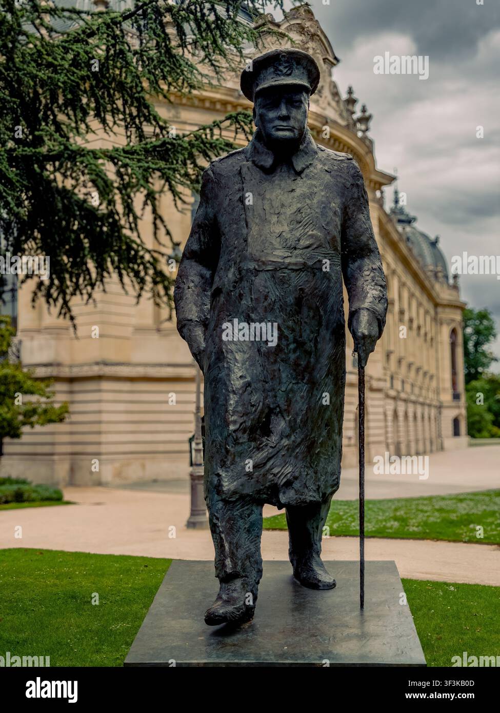 Una statua di bronzo di Winston Churchill si trova nel terreno del Petit Palais lungo l'Avenue Winston Churchill nell'8º arrondissement di Parigi Foto Stock