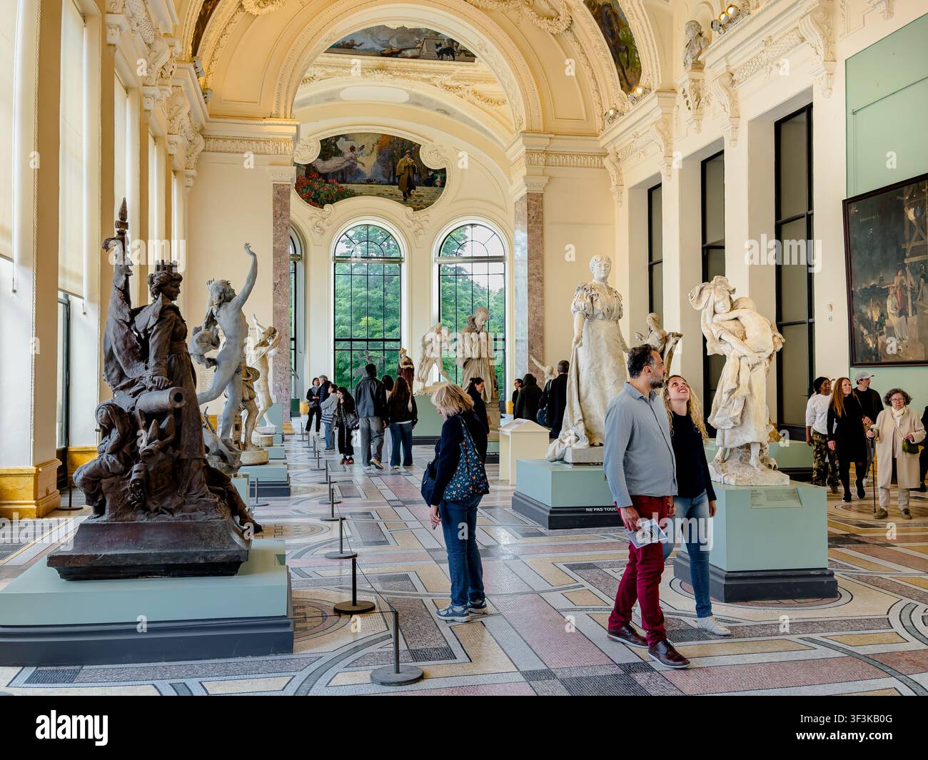 Persone che osservano la magnifica collezione di dipinti, sculture e altre opere d'arte all'interno del Petit Palais, Parigi, Francia Foto Stock