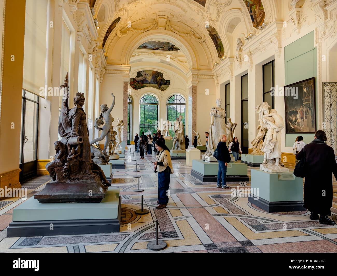 Persone che osservano la magnifica collezione di dipinti, sculture e altre opere d'arte all'interno del Petit Palais, Parigi, Francia Foto Stock