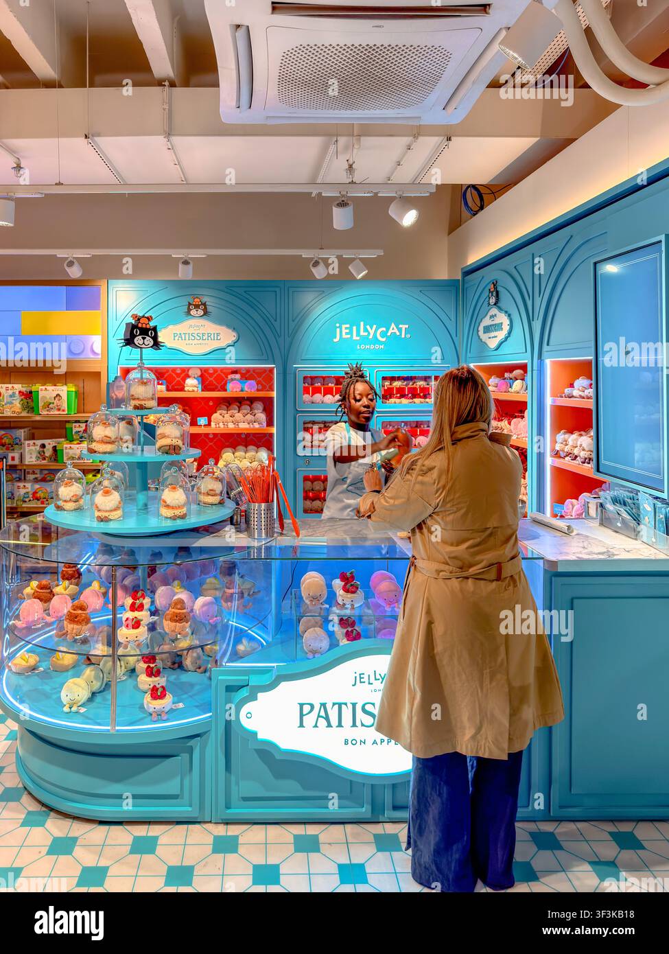 The Jellycat Pâtisserie Experience, una boutique pop-up interattiva a tema panetteria situata all'interno delle Galeries Lafayette Haussmann a Parigi, Francia Foto Stock