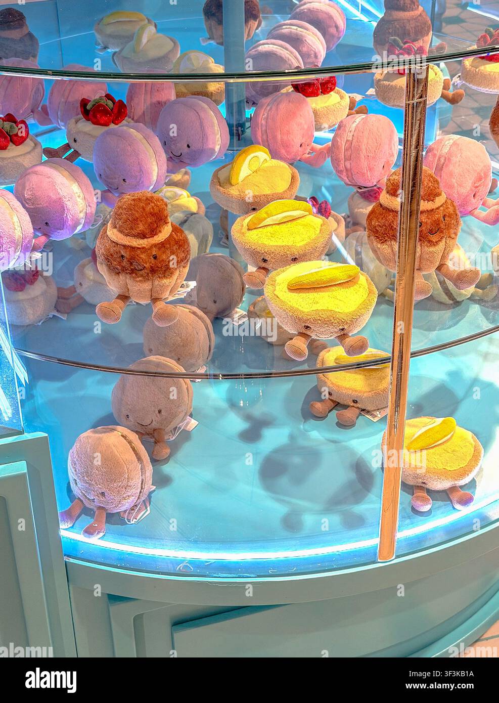 La Jellycat Pâtisserie Experience è una boutique pop-up interattiva a tema panetteria situata all'interno delle Galeries Lafayette Haussmann a Parigi, Francia Foto Stock