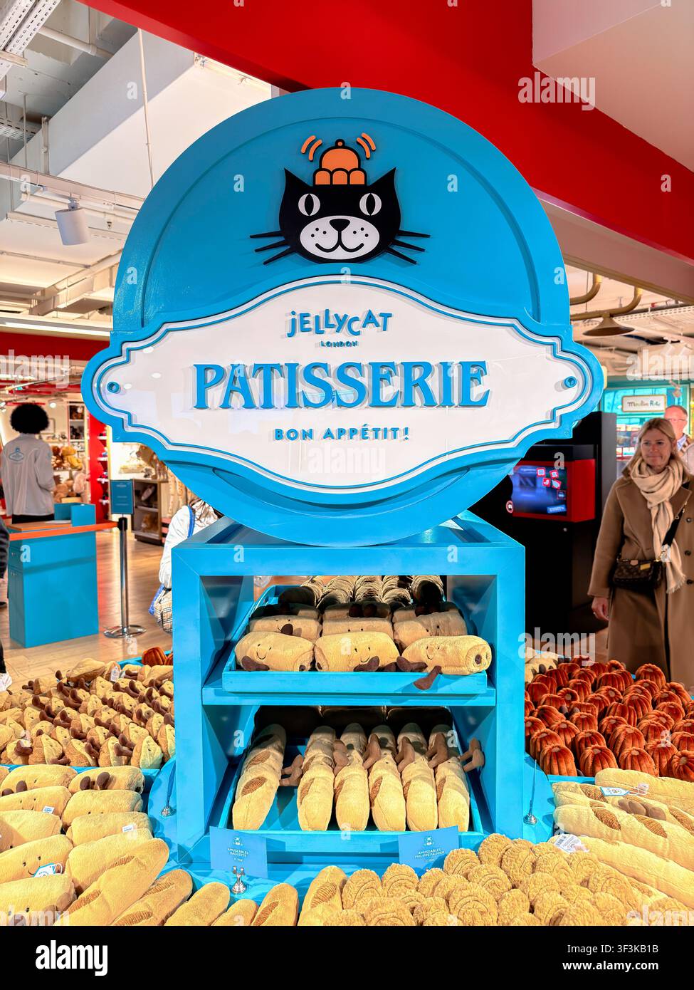 La Jellycat Pâtisserie Experience è una boutique pop-up interattiva a tema panetteria situata all'interno delle Galeries Lafayette Haussmann a Parigi, Francia Foto Stock