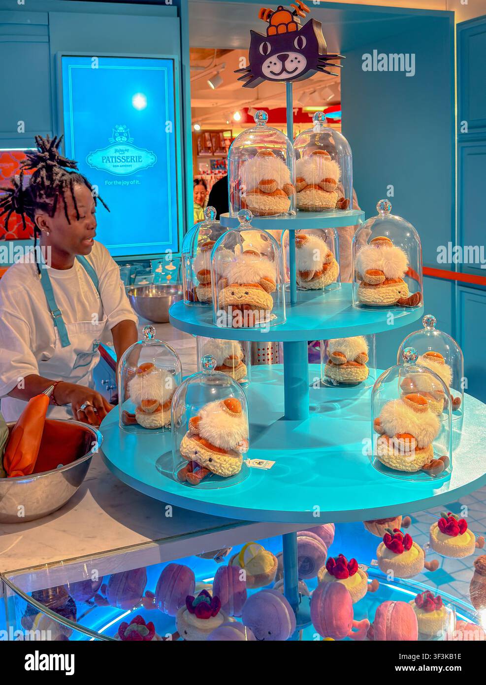 The Jellycat Pâtisserie Experience, una boutique pop-up interattiva a tema panetteria situata all'interno delle Galeries Lafayette Haussmann a Parigi, Francia Foto Stock