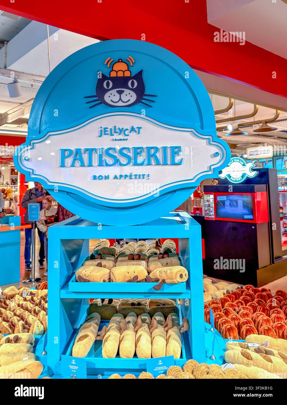 La Jellycat Pâtisserie Experience è una boutique pop-up interattiva a tema panetteria situata all'interno delle Galeries Lafayette Haussmann a Parigi, Francia Foto Stock