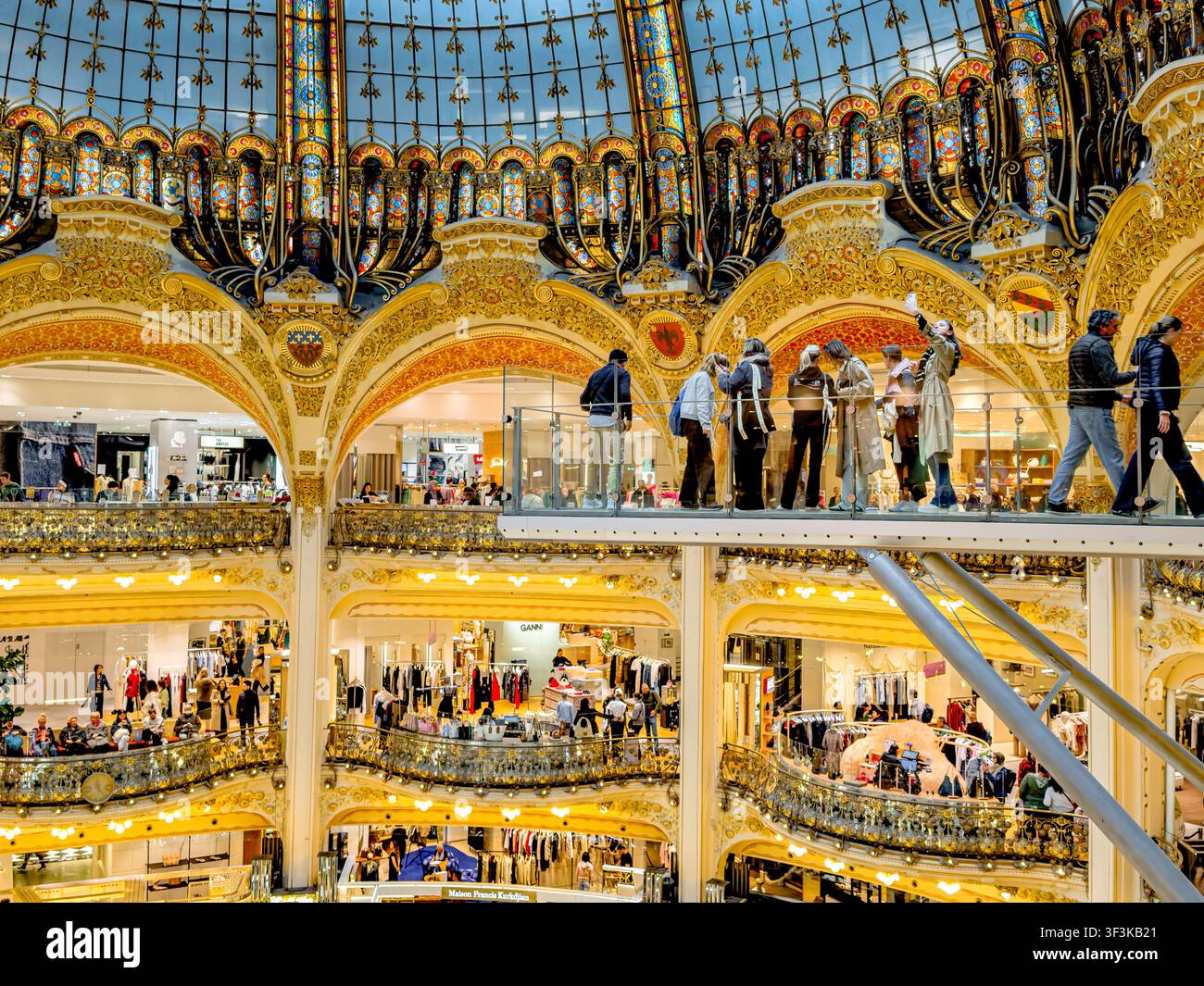Persone sul Glasswalk, una passerella di vetro lunga 9 metri sospesa a 16 metri sopra il piano del negozio all'interno delle Galeries Lafayette, Parigi, Francia Foto Stock