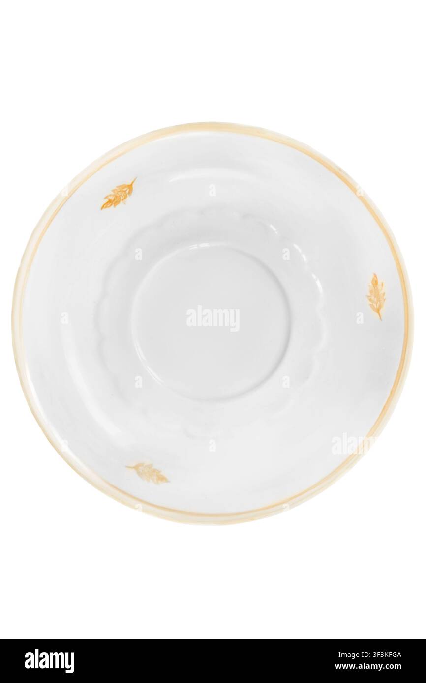 Elegante sottocoppa in porcellana dorata bianca isolata su sfondo bianco Foto Stock