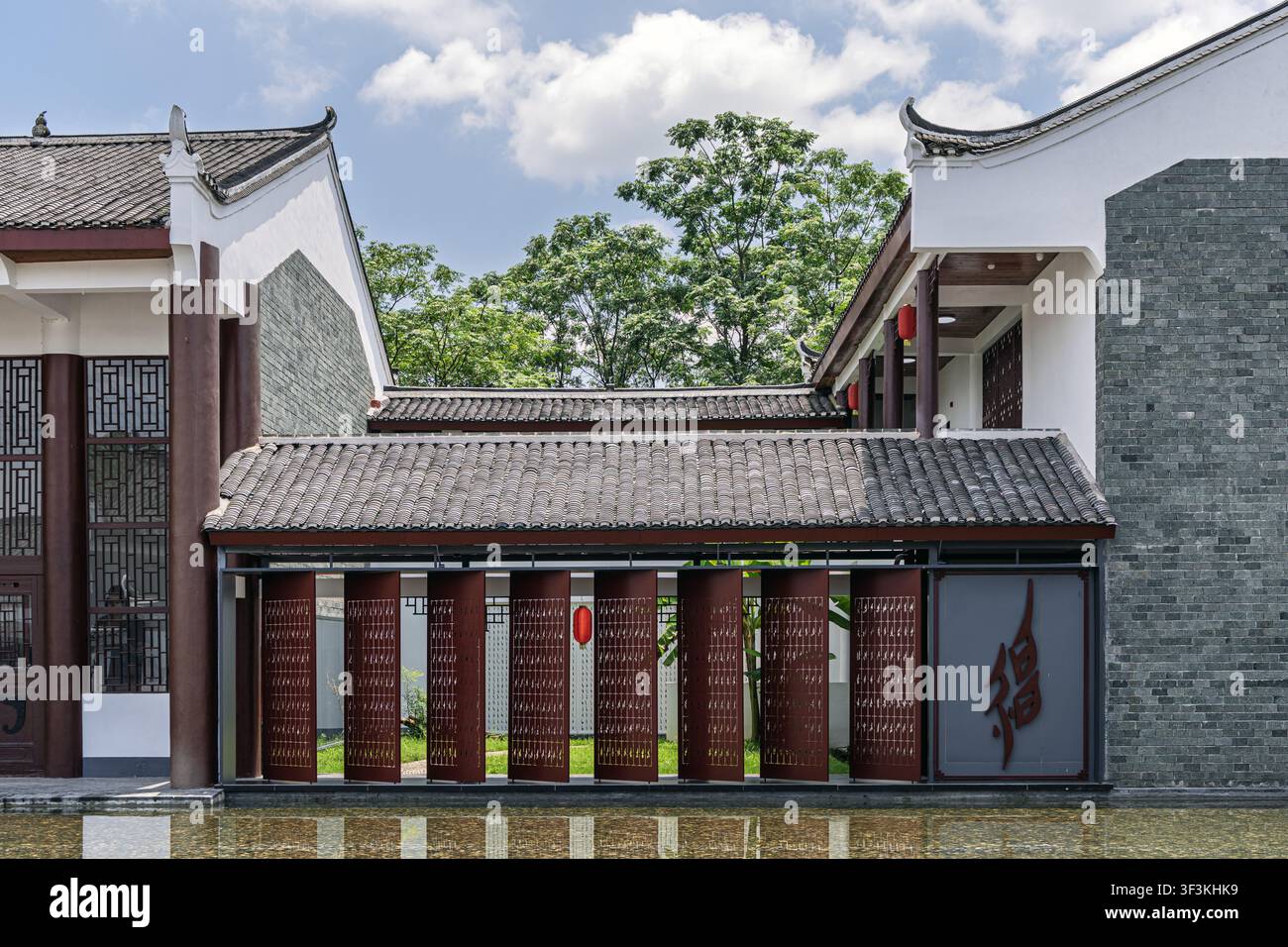 Hunan, Cina - 15 giugno 2026: Vista del Museo Nushu a Jiangyong con architettura tradizionale, tetti a tegole, muri bianchi e lanterne rosse Foto Stock