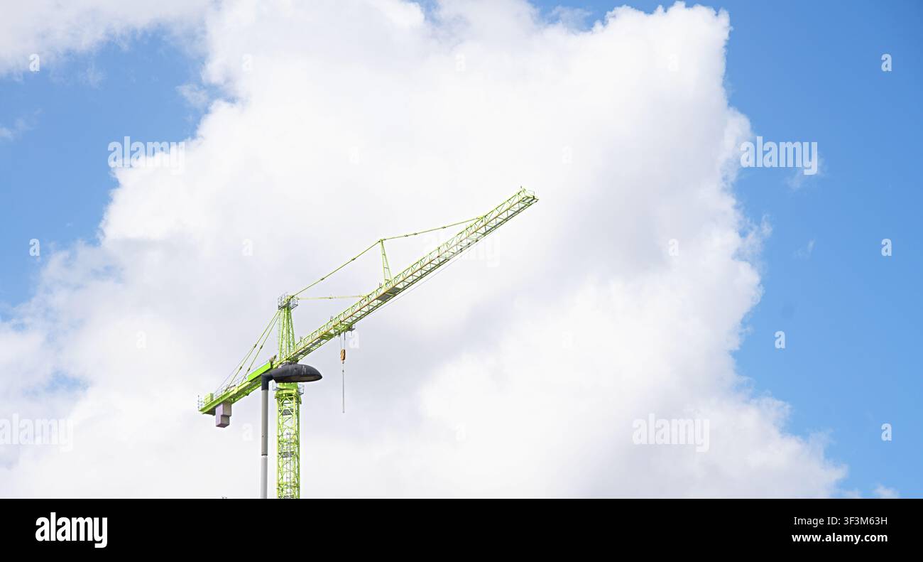 Una moderna gru torre contro un cielo nuvoloso. Foto di alta qualità Foto Stock