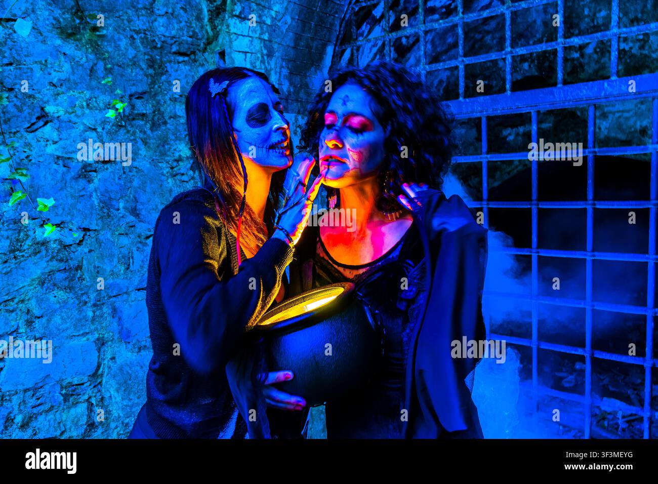 Streghe che preparano una pozione magica nel sotterraneo per Halloween Foto Stock