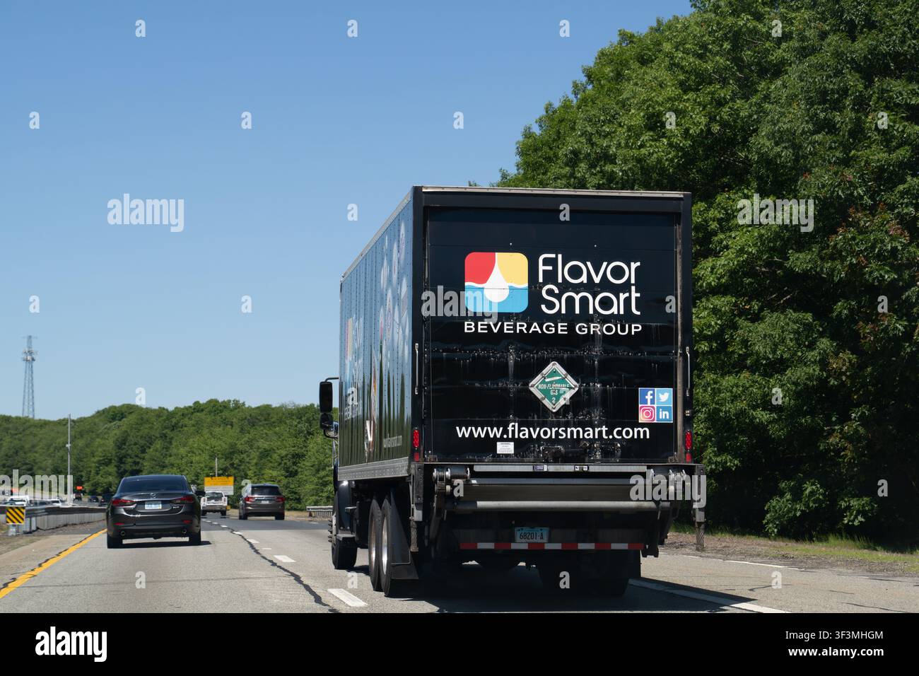 West Warwick, Rhode Island - 8 giugno 2026: Flavor Smart Beverage Group produce e distribuisce una varietà di bevande a marchio nazionale e private label Foto Stock