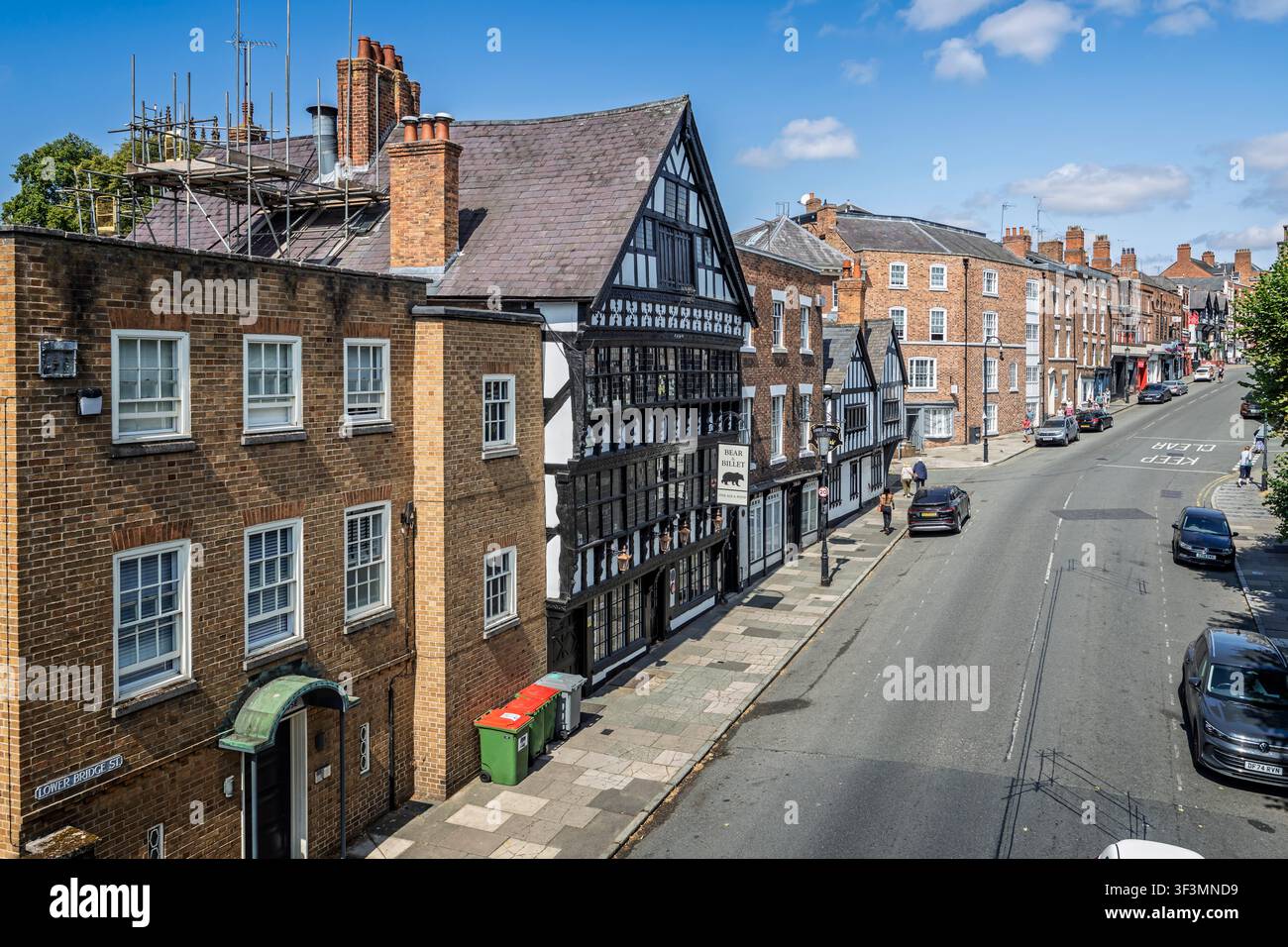 Il pub Bear & Billet in legno nero e bianco di Lower Bridge Street visto dalle mura cittadine, Chester, Cheshire, Regno Unito il 21 luglio 2026 Foto Stock