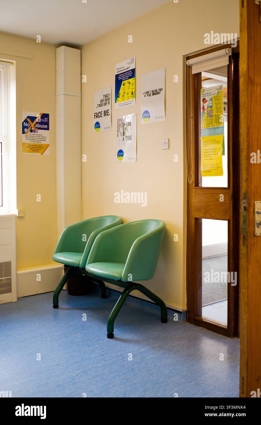 Sala d'attesa del NHS presso il centro per gli apparecchi acustici di Scarborough Foto Stock