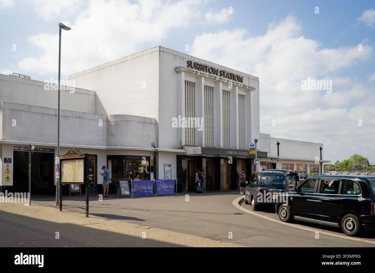 Esterno della stazione di Surbiton con taxi neri in attesa Foto Stock