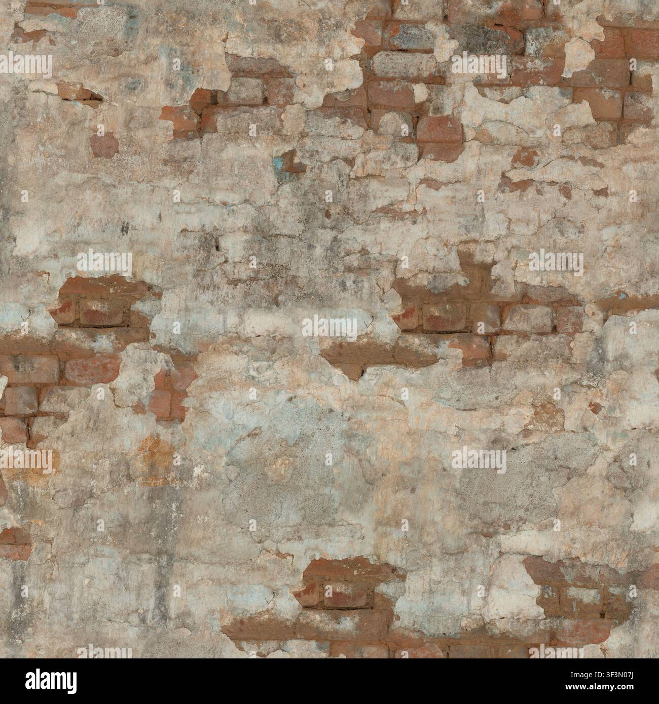 Un muro di mattoni invecchiato parzialmente coperto di intonaco screpolato e consumato. Foto Stock