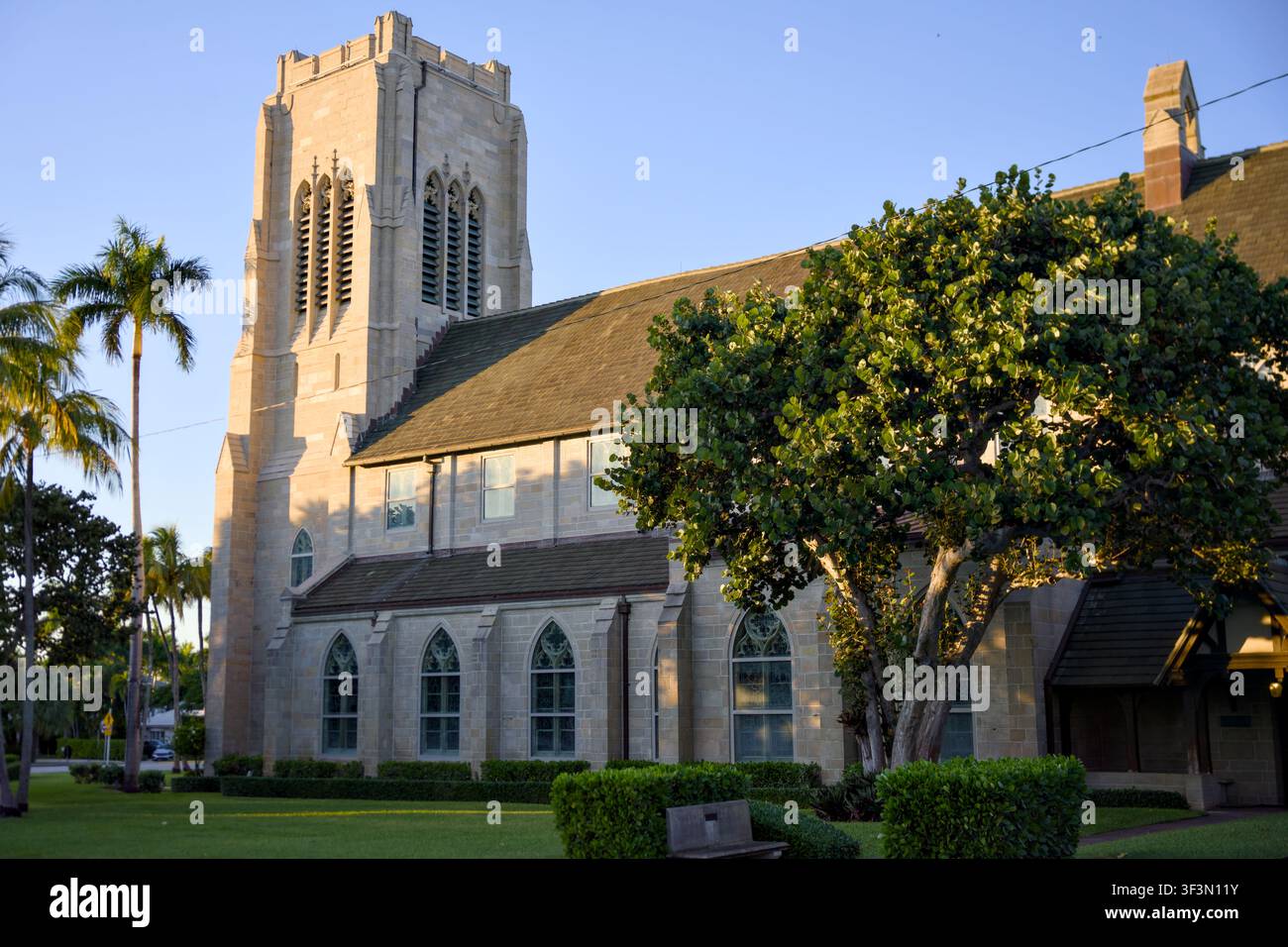 Vista laterale della facciata di una chiesa gotica con campanile Palm Beach Florida 1 gennaio 2026 Foto Stock