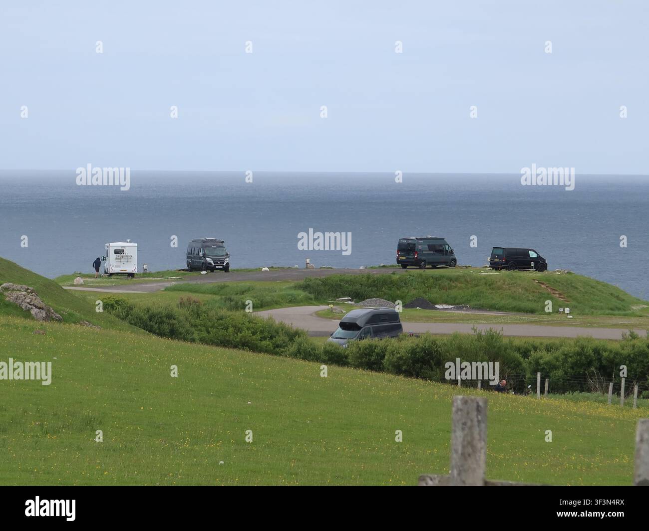 Camera con vista: camper e van parcheggiati sul promontorio di Durness con vista sull’Atlantico; la strada NC500 della Scozia. Foto Stock