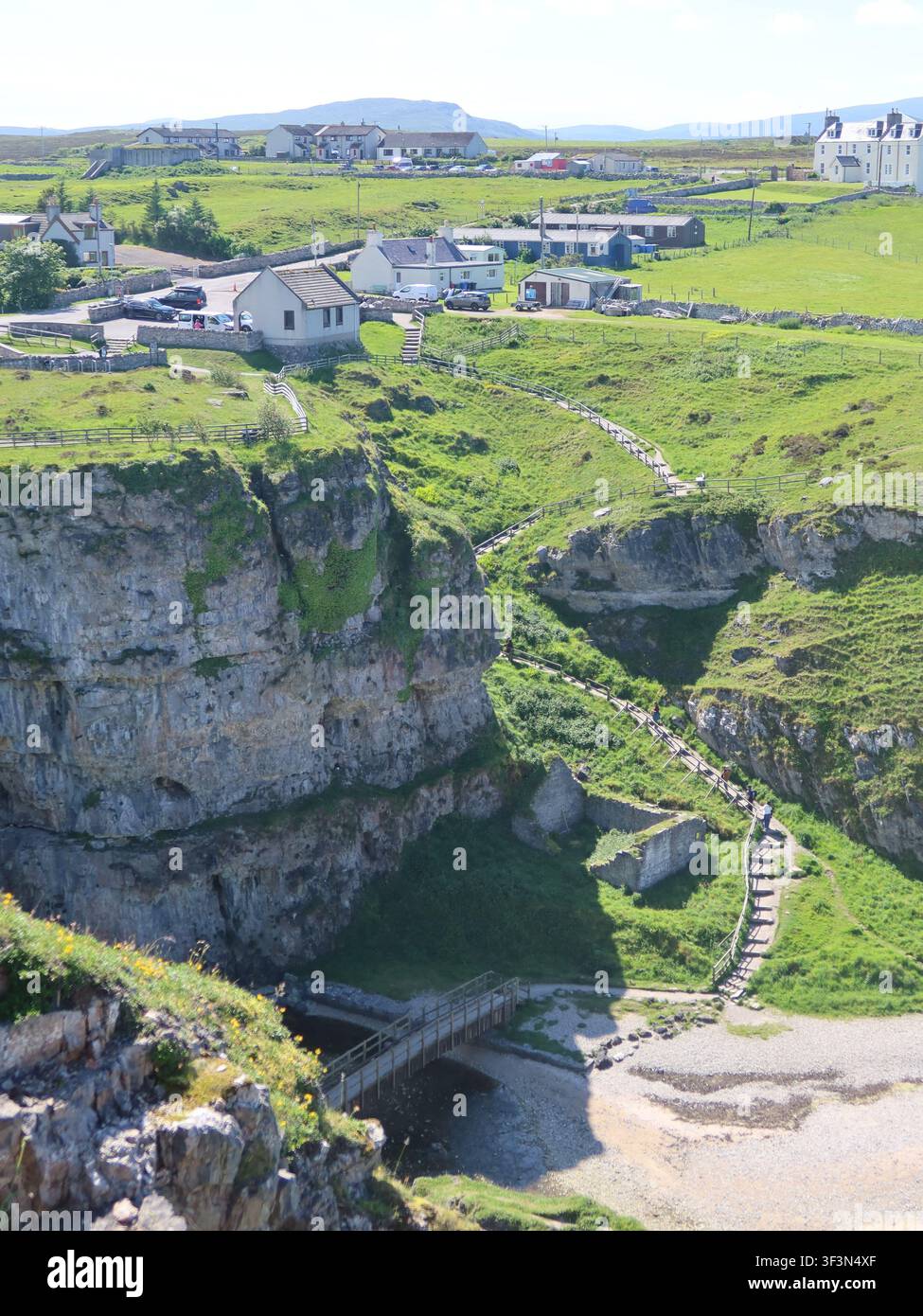 Un gruppo di edifici nel villaggio di Durness, sulle scogliere dell'estremità nord-occidentale della Scozia, un paesaggio remoto che si affaccia sull'Atlantico. Foto Stock