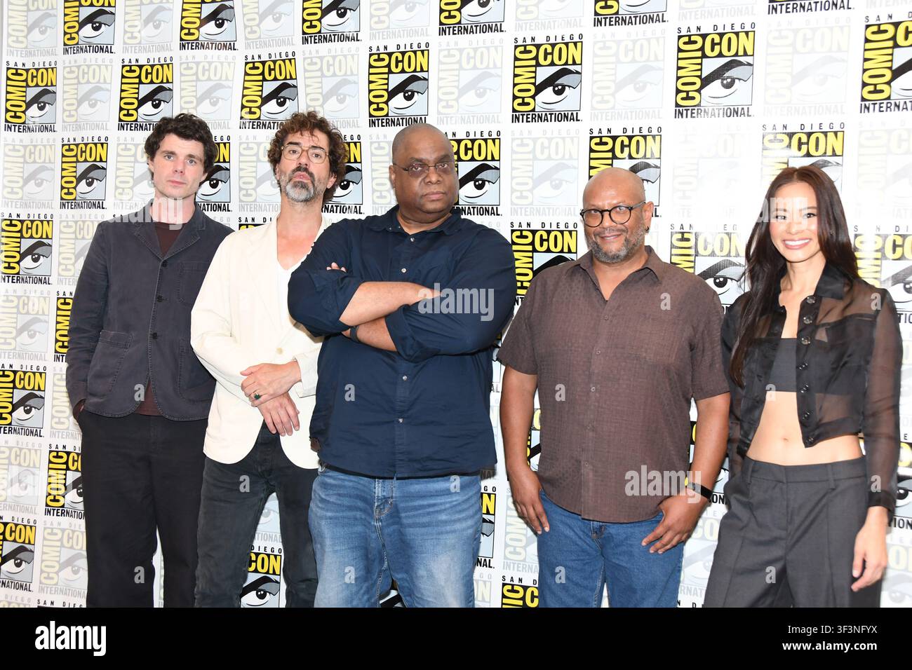 Matthew Needham, Hamish Linklater, James Tucker, Geoffrey Thorne e Jamie Chung all'arrivo per il photocall di “Batman Caped Crusader” a San Diego Com Foto Stock