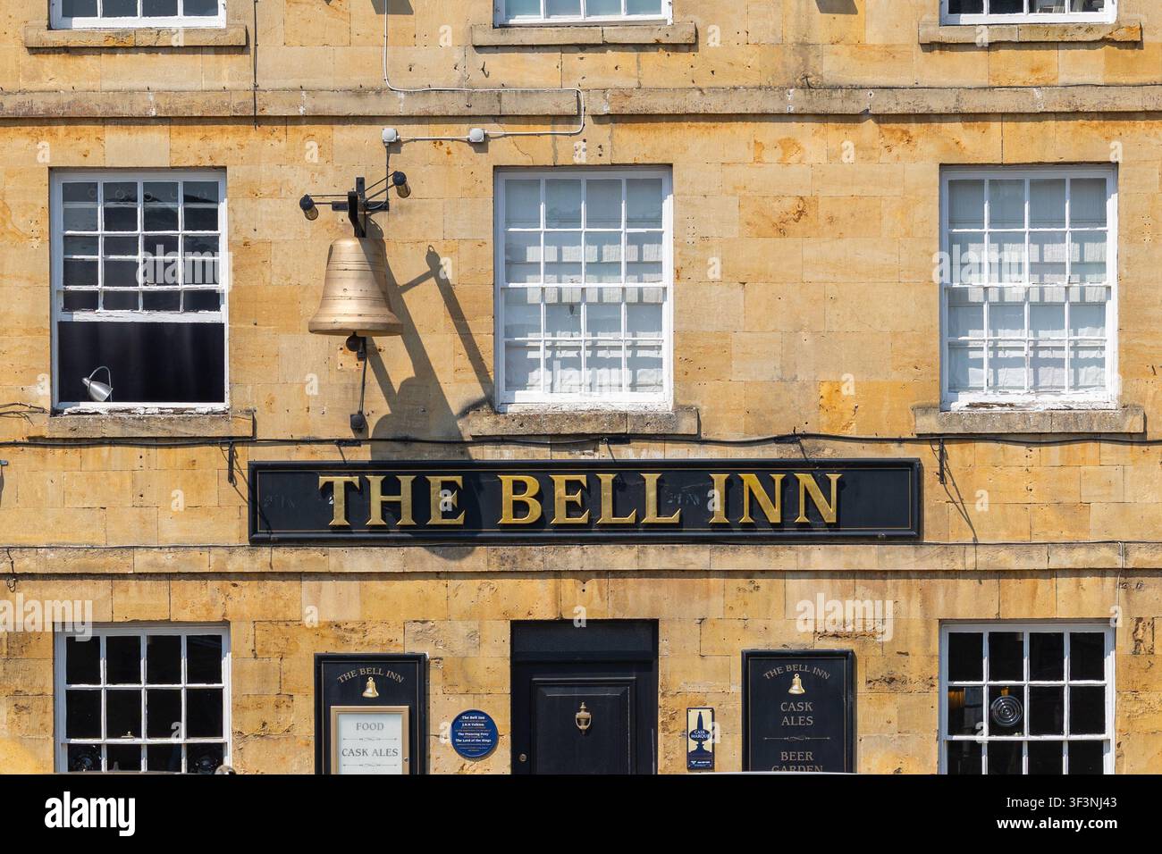 Cotswolds, 27 maggio 2026: Vedute panoramiche diurne di The Bell Inn lungo High Street nel villaggio di Moreton-In-Marsh nelle Cotswolds, Gloucestershire, Engl Foto Stock