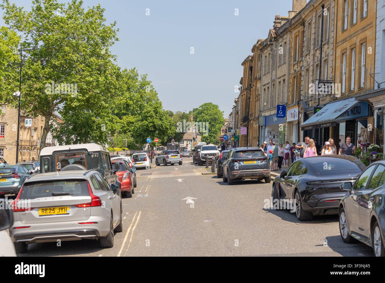 Cotswolds, 27 maggio 2026: Vedute panoramiche diurne della High Street a Chipping Norton, Gloucestershire, Inghilterra Foto Stock