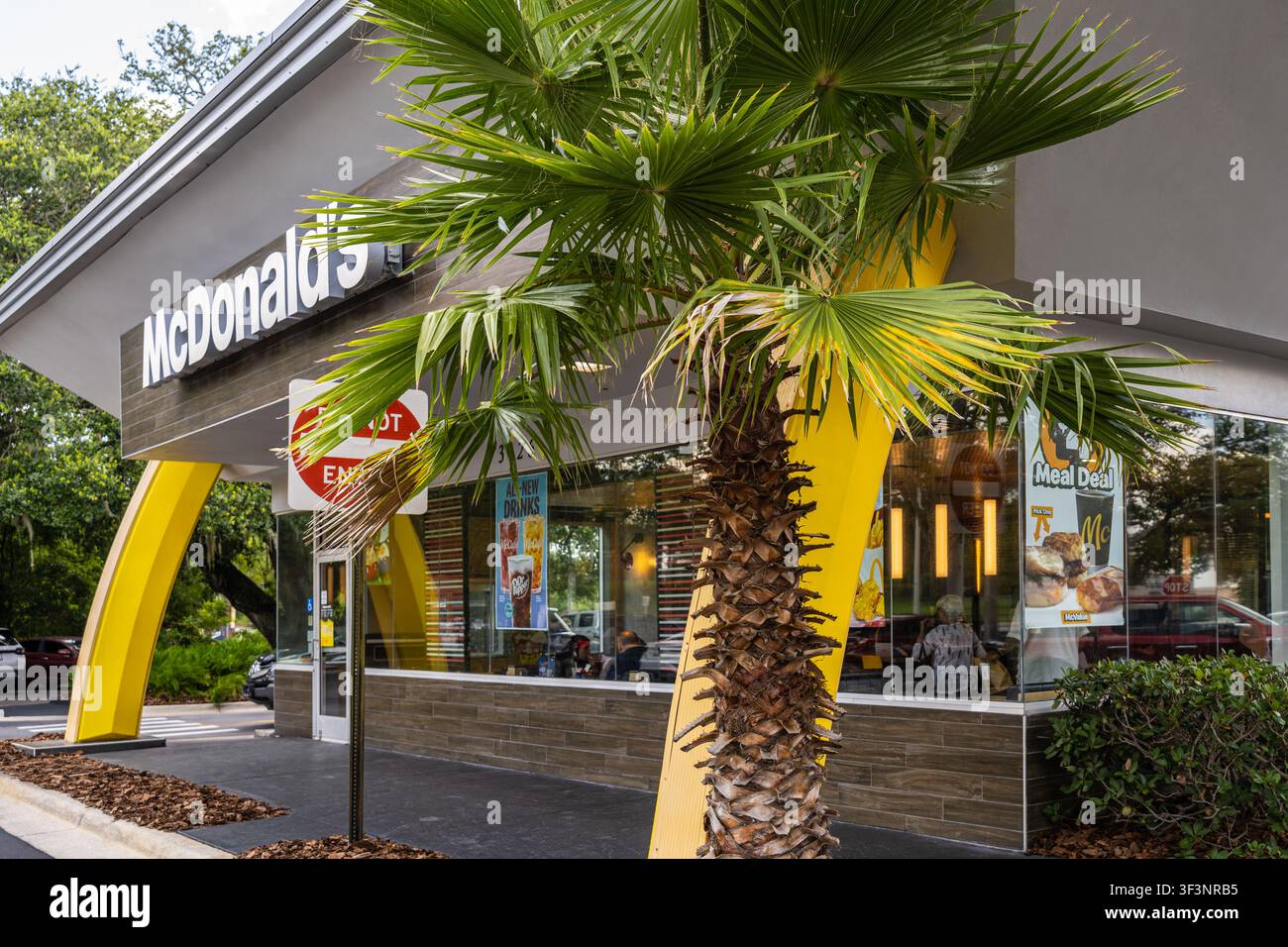 Ristorante di fast food McDonald's in stile Googie a Gainesville, Florida. (USA) Foto Stock