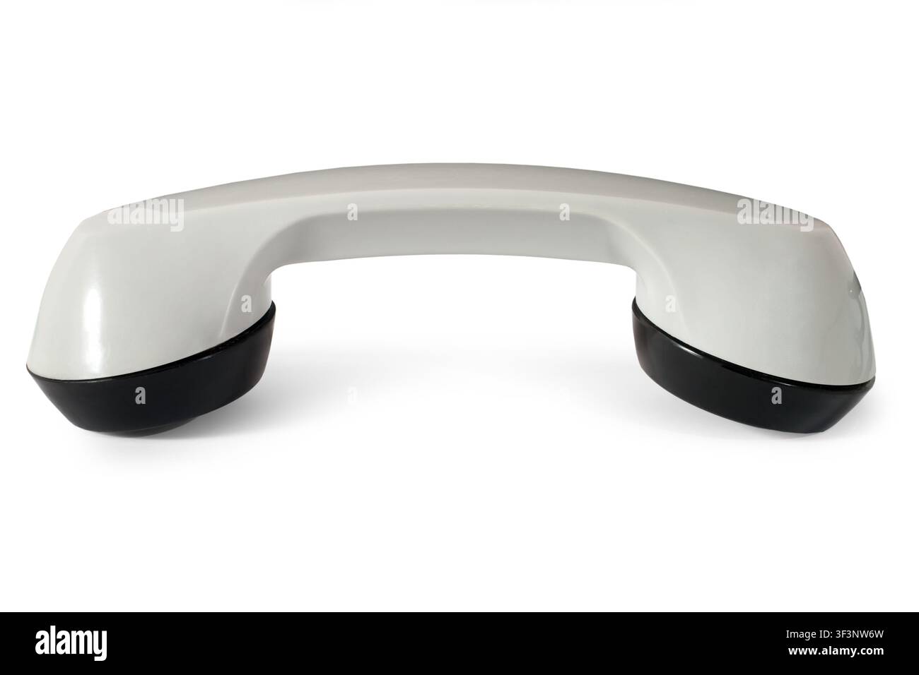 Un vecchio ricevitore del telefono su sfondo bianco. Auricolare in plastica grigia. Foto Stock