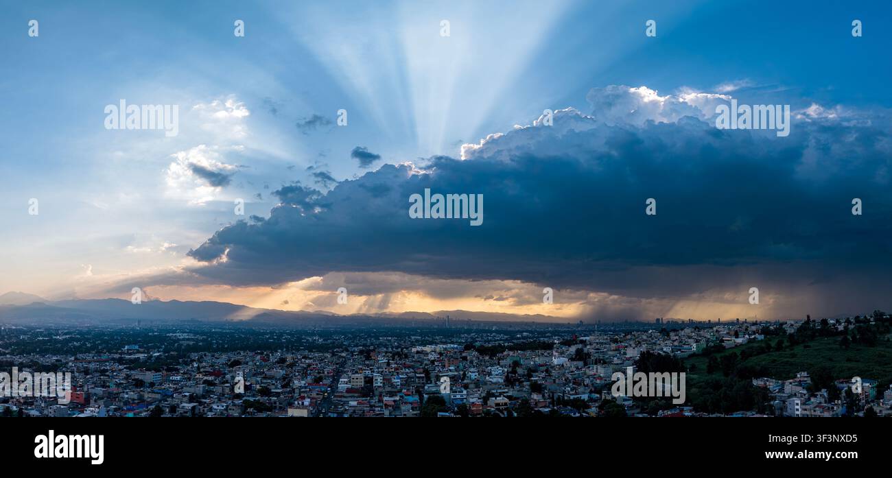 Le nuvole tempestose si aprono al tramonto sulla skyline di Città del Messico, Iztapalapa Foto Stock