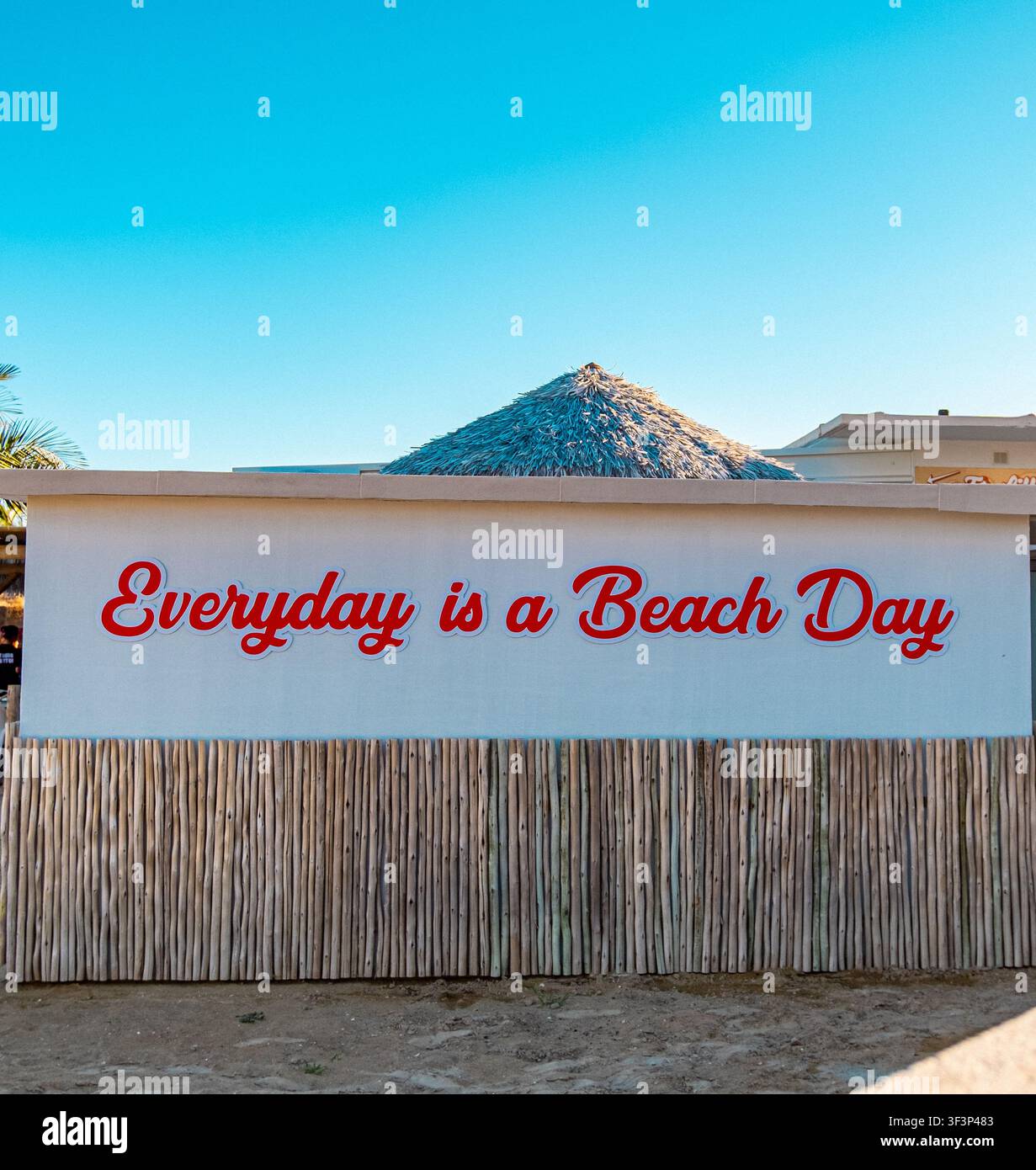 Insegna sulla spiaggia che recita "Everyday is a Beach Day" in una località balneare italiana Foto Stock