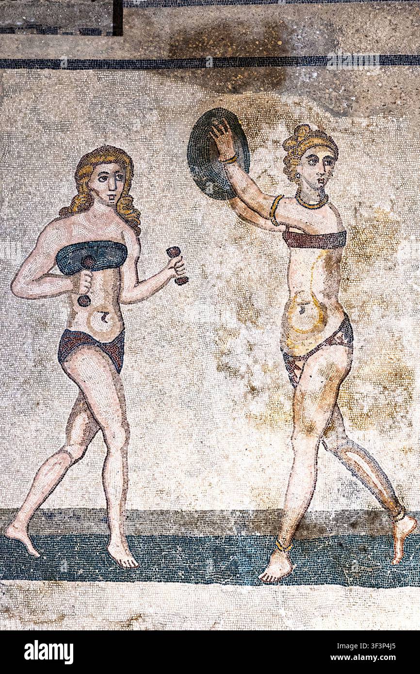 Mosaico romano di 2 donne in allenamento atletico, con pesi a mano e un disco, Villa Romana del Casale, Piazza Armerina, Sicilia, Italia Foto Stock