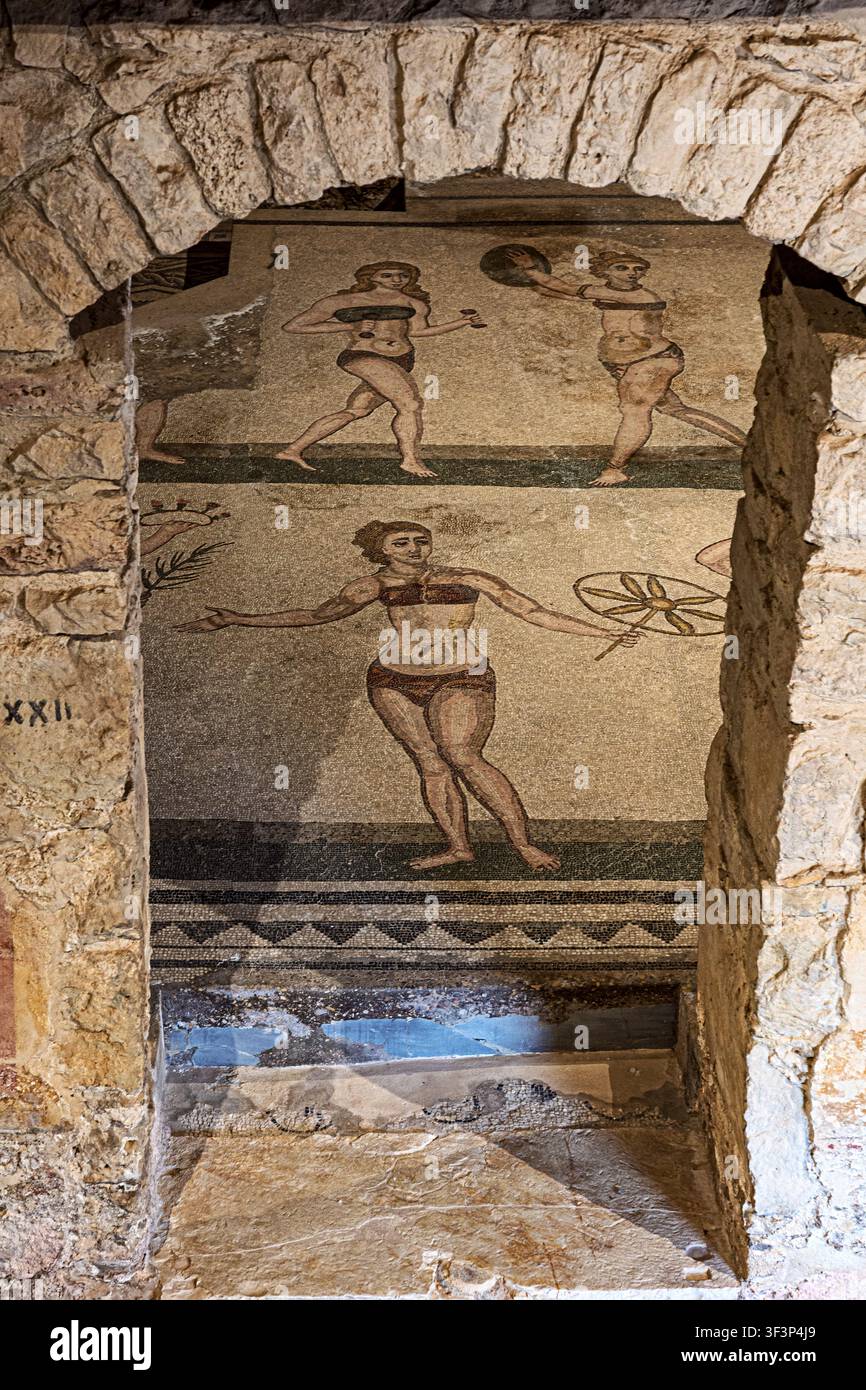 Mosaico romano alla Villa Romana del Casale che raffigura donne in abiti simili a un bikini che praticano sport atletici antichi, Sicilia, Italia Foto Stock
