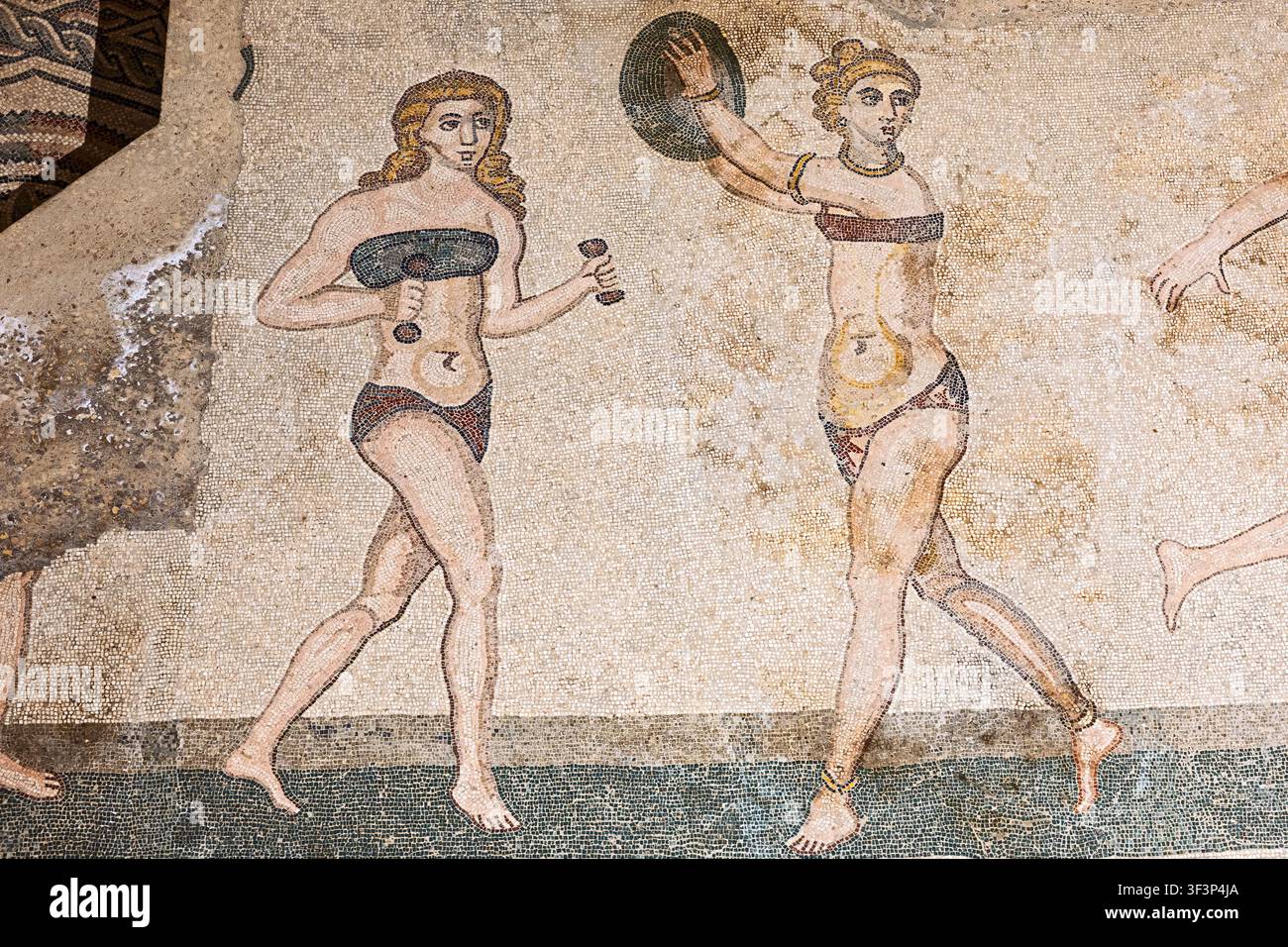 Mosaico romano di 2 donne in allenamento atletico, con pesi a mano e un disco, Villa Romana del Casale, Piazza Armerina, Sicilia, Italia Foto Stock