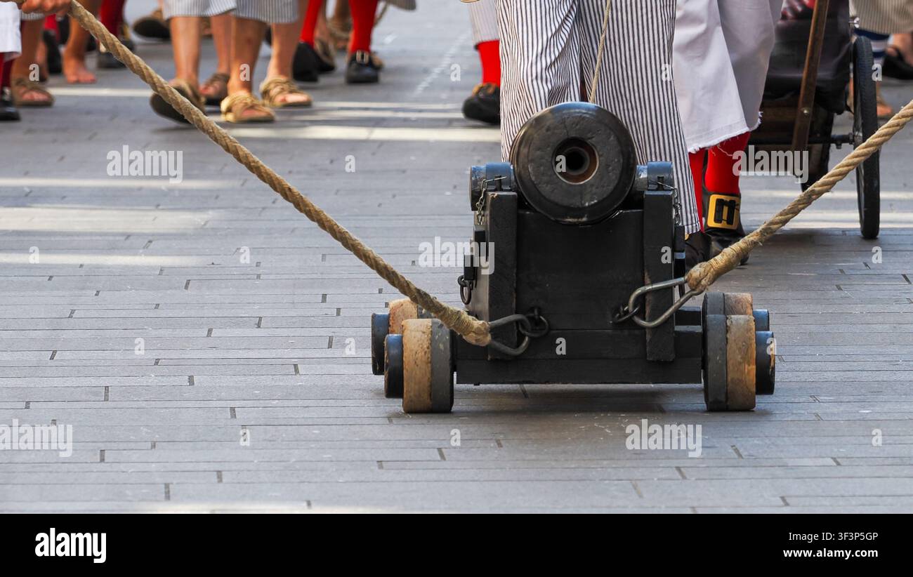 Cannone storico trainato da corde in una parata di strada Foto Stock