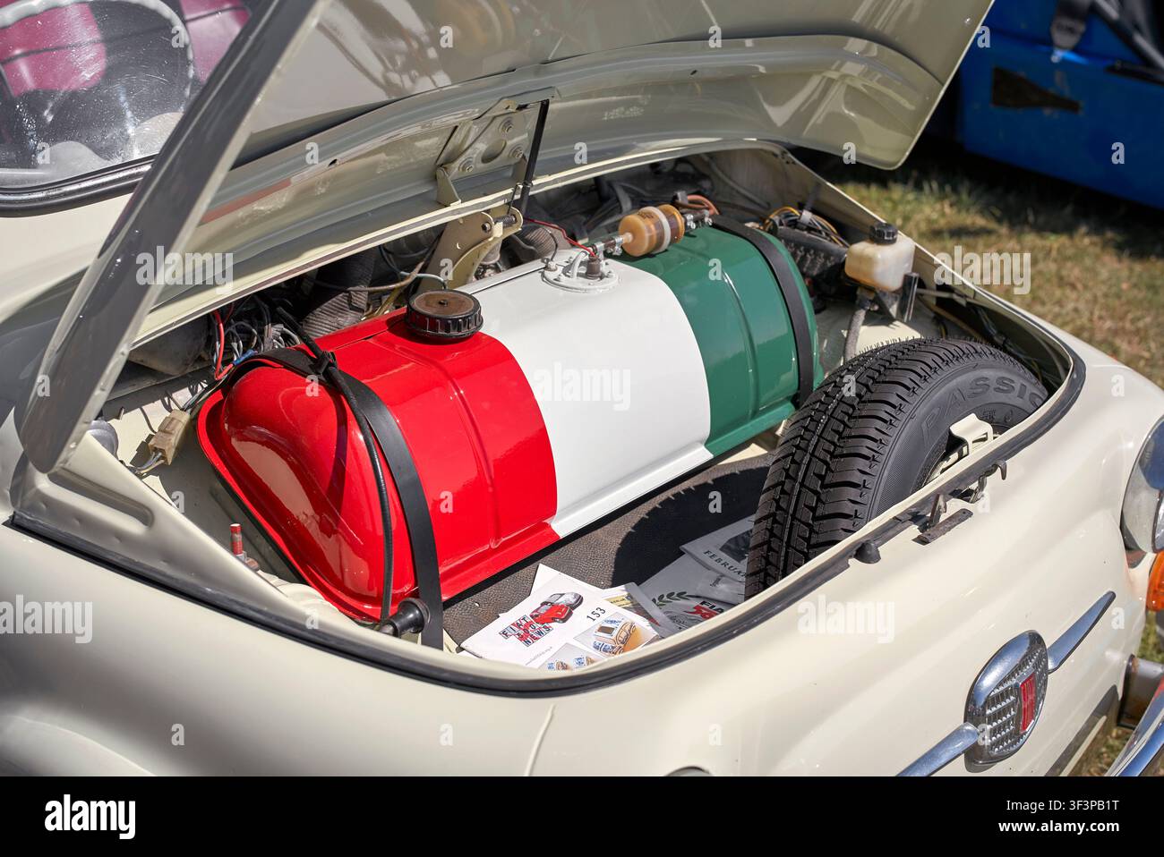 Prima vista del vano motore di una Fiat 500 del 1971 con un serbatoio del carburante personalizzato dipinto nei colori della bandiera italiana Foto Stock