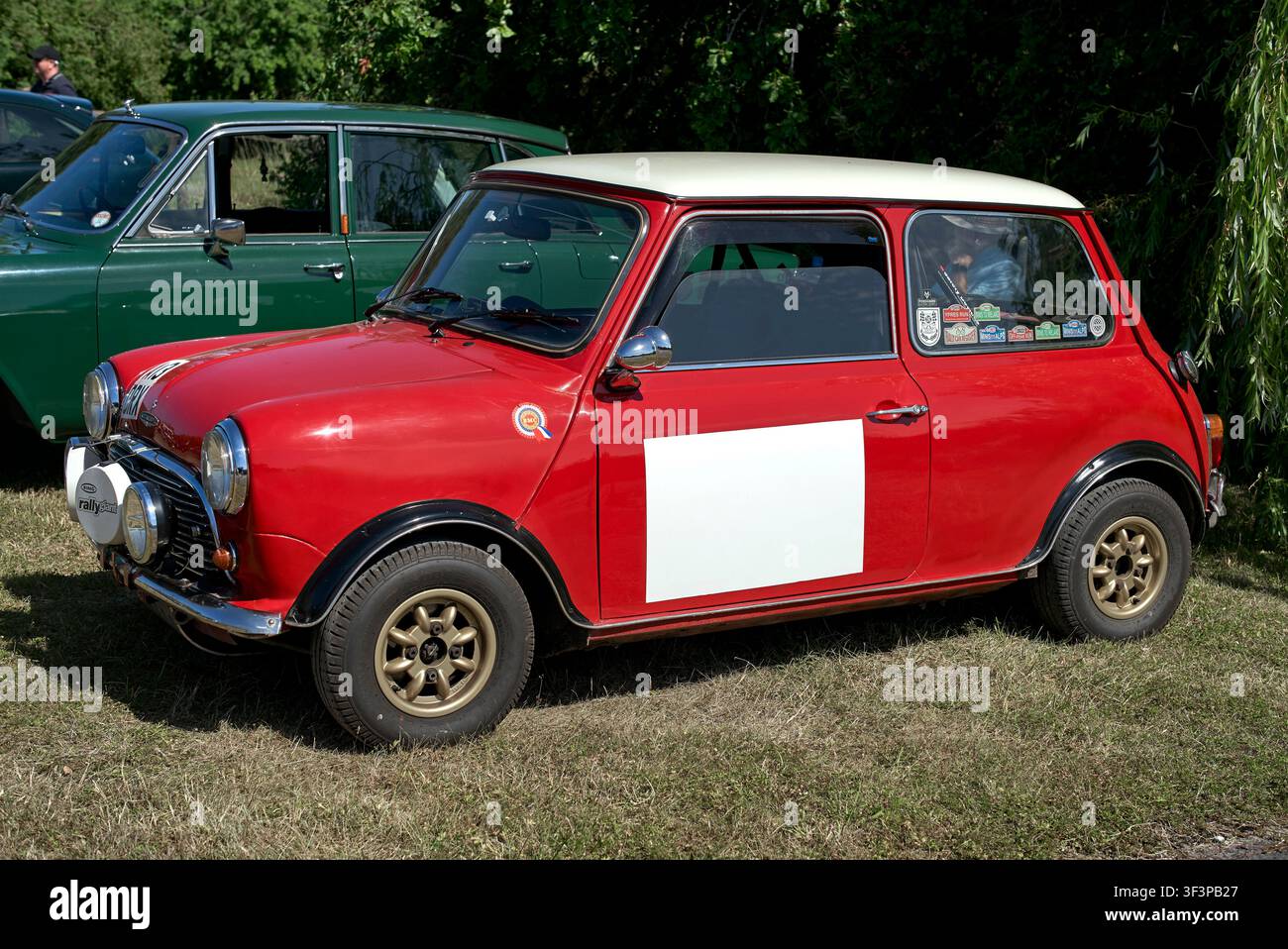 Austin Mini Sprite del 1983 convertito in Classic Mini Cooper S, 1400 cc in mostra a un incontro di un club di auto classiche britanniche. Inghilterra, Regno Unito Foto Stock