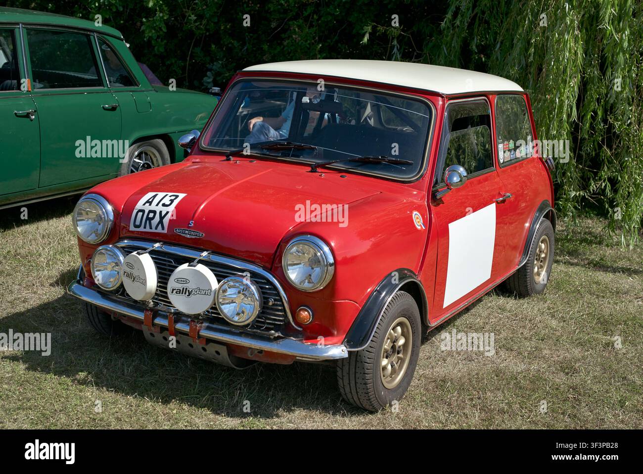 Austin Mini Sprite del 1983 convertito in Classic Mini Cooper S, 1400 cc in mostra a un incontro di un club di auto classiche britanniche. Inghilterra, Regno Unito Foto Stock